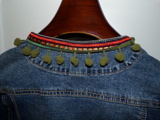 Chaqueta vaquera con bordado y pompones