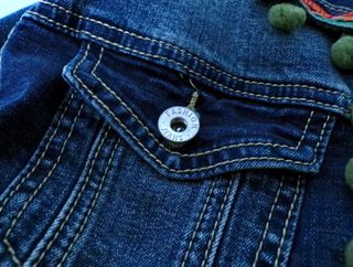 Chaqueta vaquera con bordado y pompones