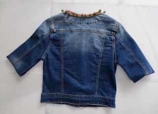 Chaqueta vaquera con bordado y pompones