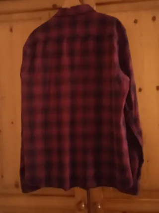 Camisa de cuadros roja y negra