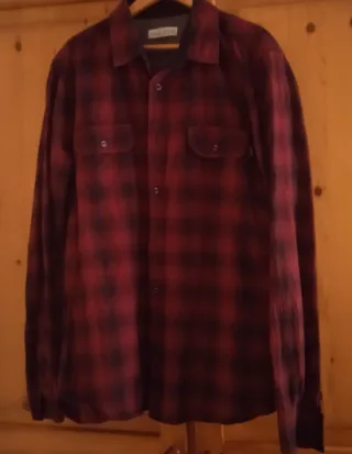 Camisa de cuadros roja y negra