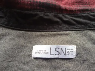 Camisa de cuadros roja y negra