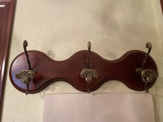 Perchero de madera y metal dorado