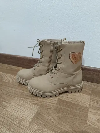 Botas beige con corazón dorado