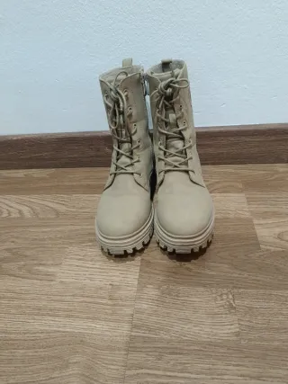 Botas beige con corazón dorado