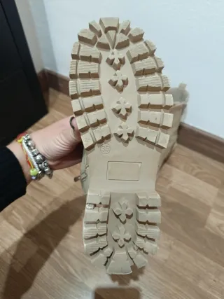 Botas beige con corazón dorado