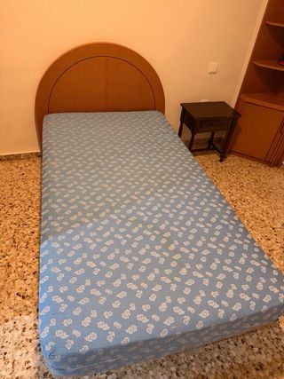 Cama individual con cabecero de madera 20€ cada