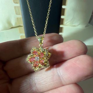 Colgante Flor Oro y Rojo - giratorio .