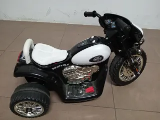 Moto eléctrica infantil negra y blanca