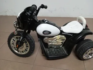 Moto eléctrica infantil negra y blanca
