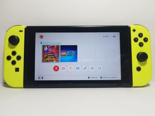 Nintendo Switch con Joy-Con amarillos