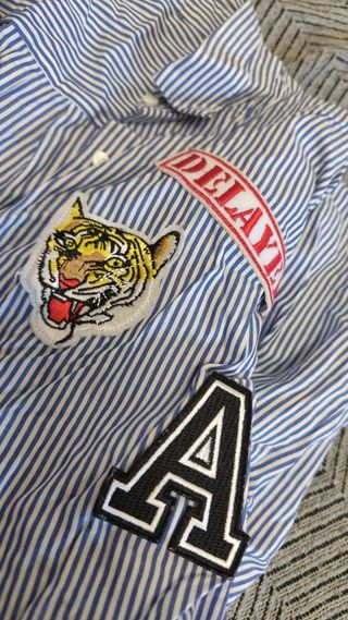 Camisa de rayas con parches