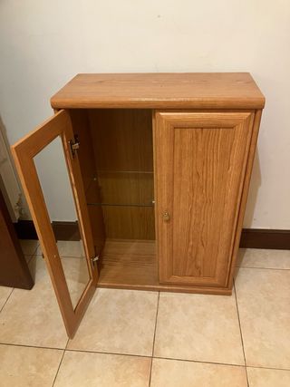 Vitrina clásica de madera y cristal