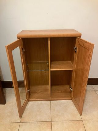 Vitrina clásica de madera y cristal