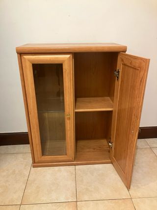 Vitrina clásica de madera y cristal