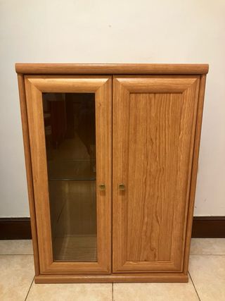 Vitrina clásica de madera y cristal