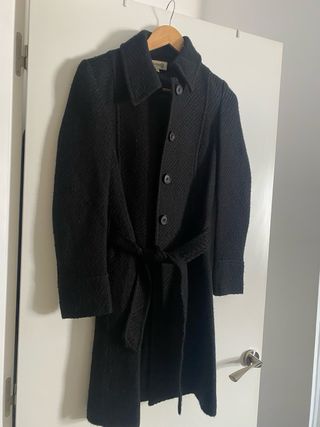 Chaquetón negro con cinturón