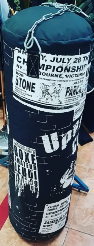 Saco de boxeo con diseño de póster