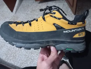 Zapatos de montaña negros y amarillos