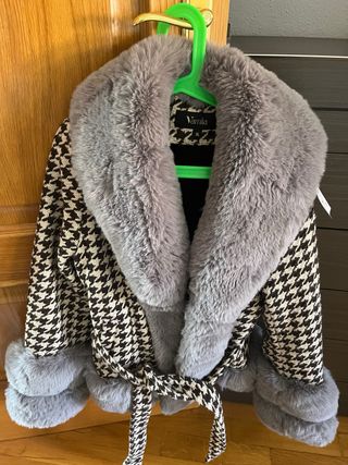Abrigo Vamila XL con cuello de pelo