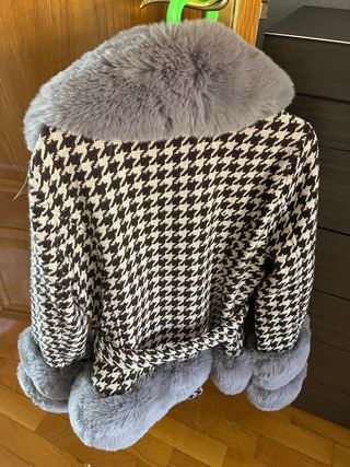 Abrigo Vamila XL con cuello de pelo