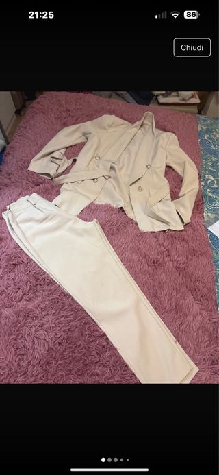 Tailleur con cintura e bottoni