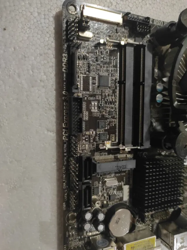 40- Placa base AsRock H61TM-ITX Front USB3.0 RoHS