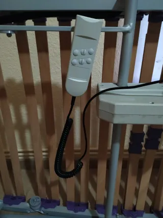 Cama articulada metálica y madera