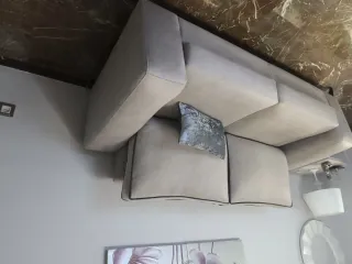 Sofá 3 plazas beige claro y filos marrón chocolate