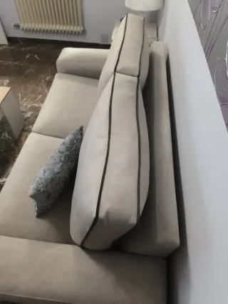 Sofá 3 plazas beige claro y filos marrón chocolate