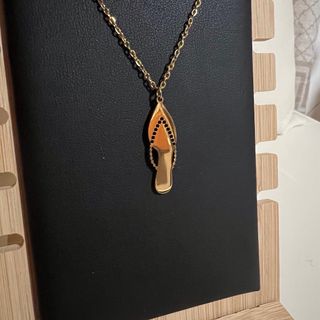 Colgante dorado sandalia Árabe