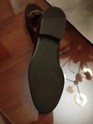 Mocasines mujer marrones con hebilla dorada