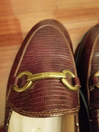 Mocasines mujer marrones con hebilla dorada