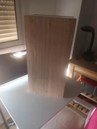 Estantería de madera y blanca