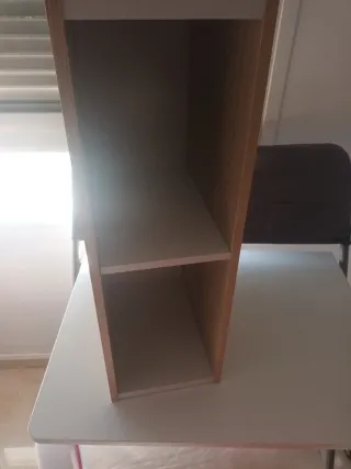 Estantería de madera y blanca