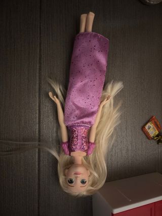 Muñeca Barbie Pelo Rubio Vestido Morado