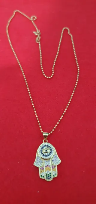 Colgante de la mano de Fátima y cadena dorada