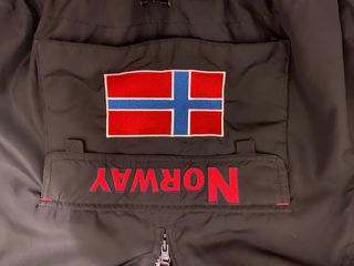 Abrigo negro con detalles rojos