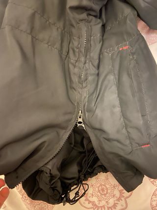 Abrigo negro con detalles rojos