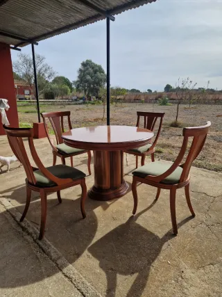 Mesa y 4 sillas de madera