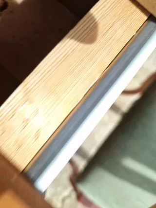 Mesa y 4 sillas de madera