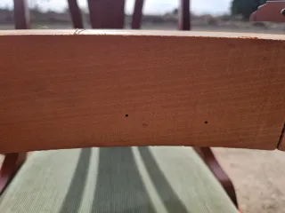 Mesa y 4 sillas de madera