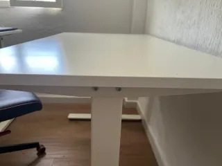 Mesa de escritorio blanca