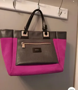 Bolso Furla Reversible en piel gris y ante fucsia