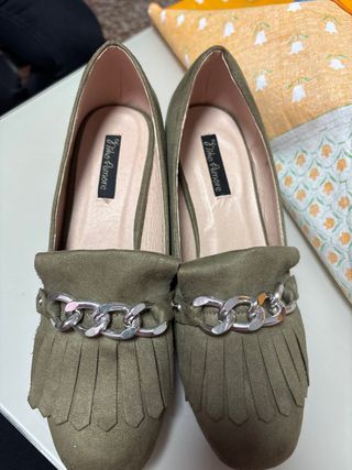 Zapatos planos Gino More verde con cadena