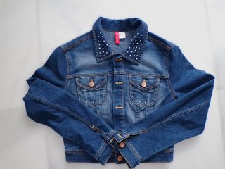 Chaqueta vaquera con diseño único de brillantes