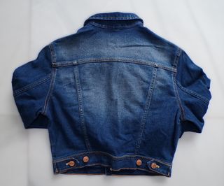 Chaqueta vaquera con diseño único de brillantes