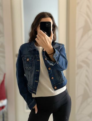 Chaqueta vaquera con diseño único de brillantes