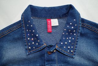 Chaqueta vaquera con diseño único de brillantes