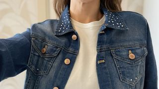 Chaqueta vaquera con diseño único de brillantes